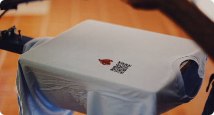Dlaczego warto umieścić kod QR na koszulce?
